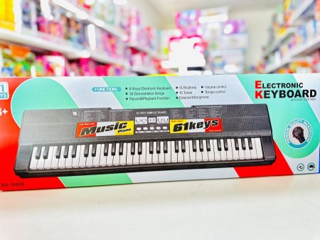 بيانو موسيقي مع مايك